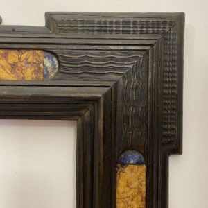 Antica cornice guilloché del XVII secolo con inserti in marmo - Dettaglio dell'angolo in alto a destra