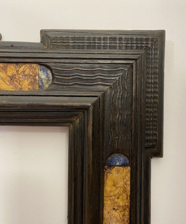 Antica cornice guilloché del XVII secolo con inserti in marmo - Dettaglio dell'angolo in alto a destra