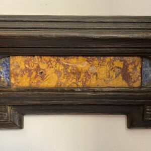 Antica cornice guilloché del XVII secolo con inserti in marmo - Dettaglio della parte inferiore