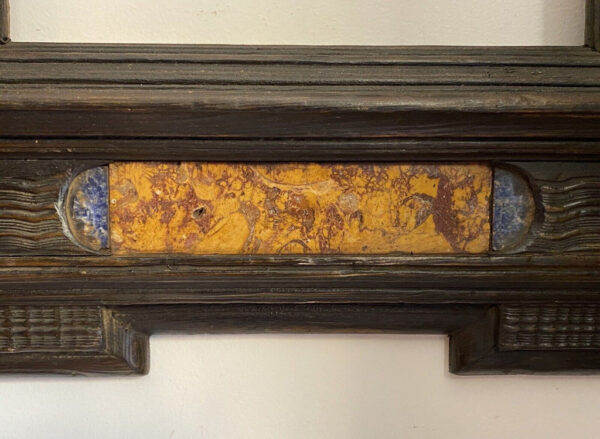 Antica cornice guilloché del XVII secolo con inserti in marmo - Dettaglio della parte inferiore