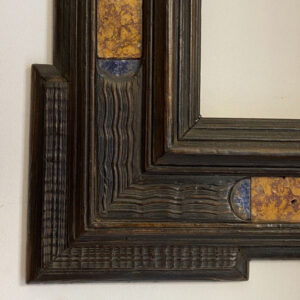 Antica cornice guilloché del XVII secolo con inserti in marmo - Dettaglio dell'angolo in basso a sinistra