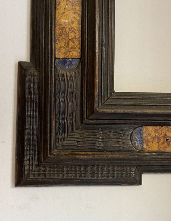 Antica cornice guilloché del XVII secolo con inserti in marmo - Dettaglio dell'angolo in basso a sinistra