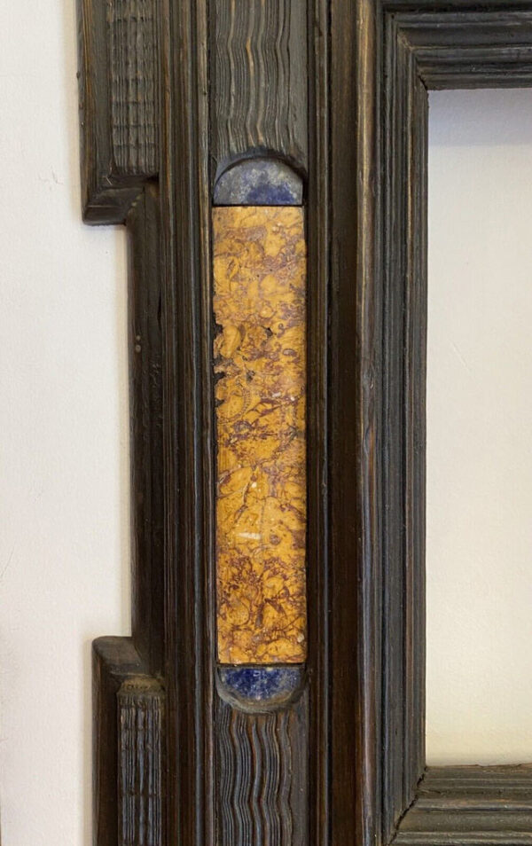 Antica cornice guilloché del XVII secolo con inserti in marmo - Particolare a sinistra