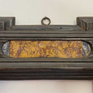 Antica cornice guilloché del XVII secolo con inserti in marmo - Particolare in alto