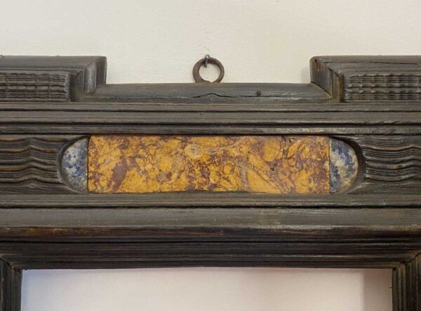 Antica cornice guilloché del XVII secolo con inserti in marmo - Particolare in alto