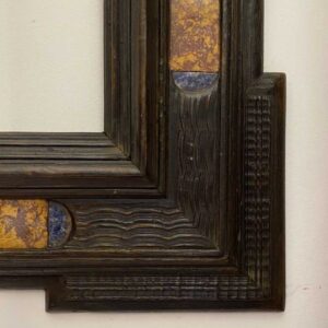 Antica cornice guilloché del XVII secolo con inserti in marmo - Dettaglio dell'angolo in basso a destra