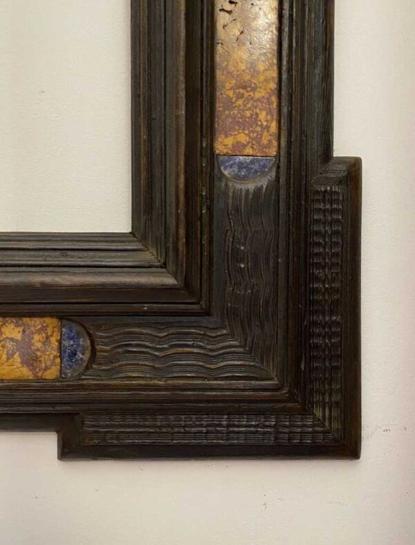 Antica cornice guilloché del XVII secolo con inserti in marmo - Dettaglio dell'angolo in basso a destra