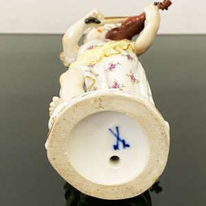 Statuina Meissen, XX secolo: fanciulla con violino - Base con simbolo della manifattura