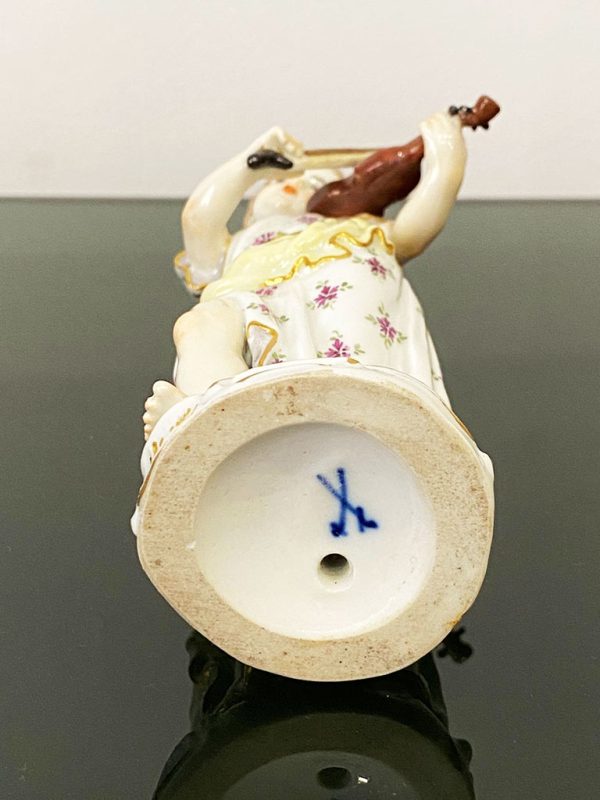 Statuina Meissen, XX secolo: fanciulla con violino - Base con simbolo della manifattura