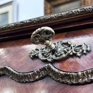 Bureau stile Napoleone III, fine ‘800 - Dettaglio della chiave dal basso