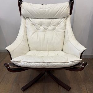 Coppia di poltrone "Falcon" di Frau, designer Sigurd Ressel, anni ‘70 - Una delle due poltrone