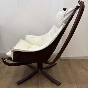 Coppia di poltrone "Falcon" di Frau, designer Sigurd Ressel, anni ‘70 - Vista laterale