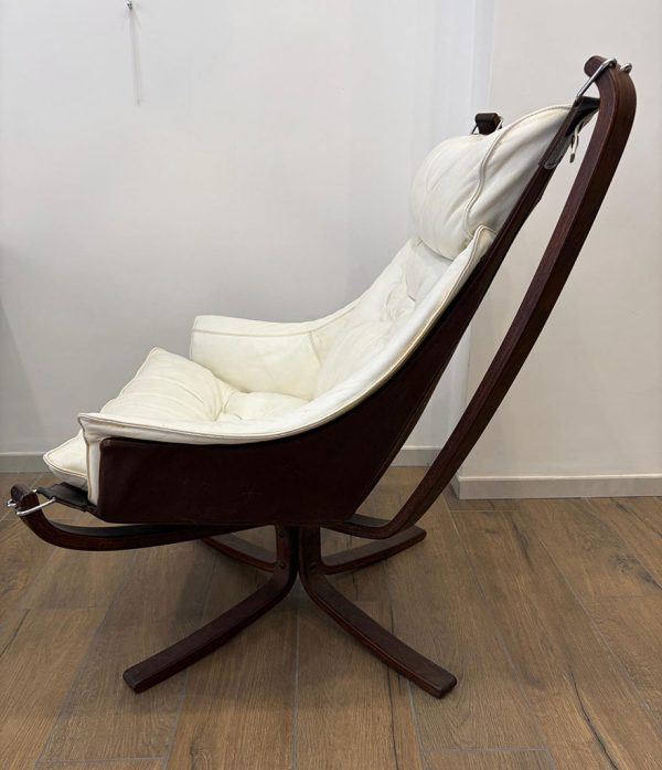 Coppia di poltrone "Falcon" di Frau, designer Sigurd Ressel, anni ‘70 - Vista laterale