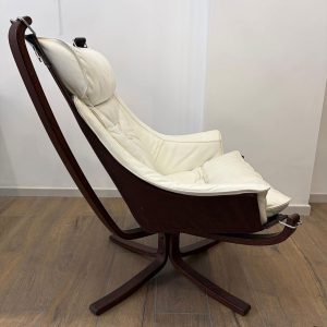 Coppia di poltrone "Falcon" di Frau, designer Sigurd Ressel, anni ‘70 - Vista laterale