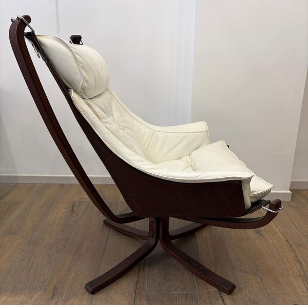 Coppia di poltrone "Falcon" di Frau, designer Sigurd Ressel, anni ‘70 - Vista laterale