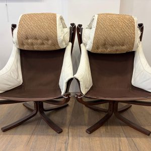 Coppia di poltrone "Falcon" di Frau, designer Sigurd Ressel, anni ‘70 - Le poltrone con le imbottiture sollevate