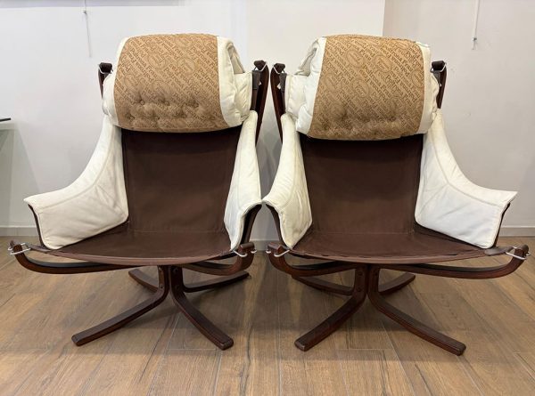 Coppia di poltrone "Falcon" di Frau, designer Sigurd Ressel, anni ‘70 - Le poltrone con le imbottiture sollevate