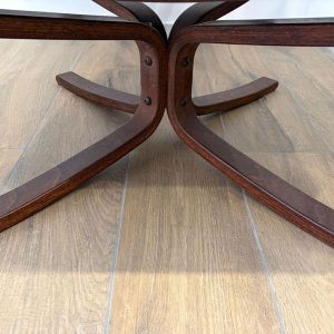 Coppia di poltrone "Falcon" di Frau, designer Sigurd Ressel, anni ‘70 - Particolare della base