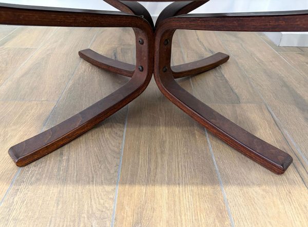 Coppia di poltrone "Falcon" di Frau, designer Sigurd Ressel, anni ‘70 - Particolare della base