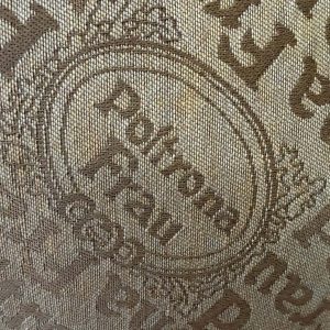 Coppia di poltrone "Falcon" di Frau, designer Sigurd Ressel, anni ‘70 - Particolare: marchio della manifattura sui cuscini