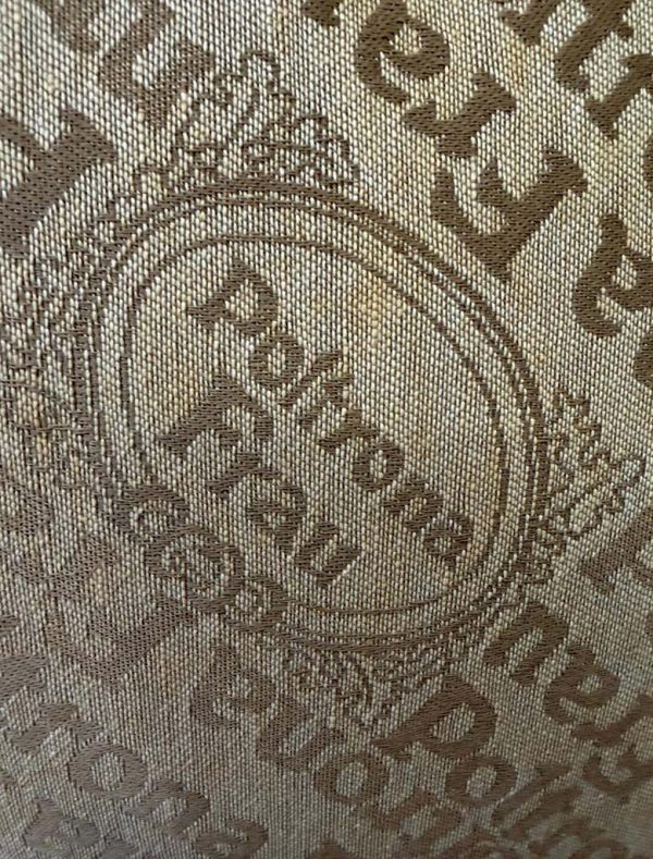 Coppia di poltrone "Falcon" di Frau, designer Sigurd Ressel, anni ‘70 - Particolare: marchio della manifattura sui cuscini