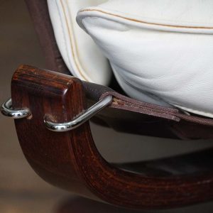 Coppia di poltrone "Falcon" di Frau, designer Sigurd Ressel, anni ‘70 - Dettaglio