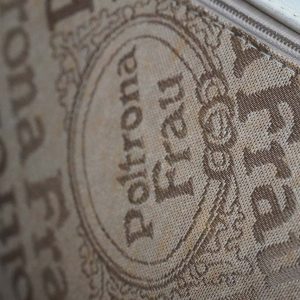 Coppia di poltrone "Falcon" di Frau, designer Sigurd Ressel, anni ‘70 - Marchio dela manifattura sui cuscini