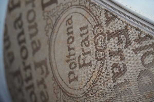 Coppia di poltrone "Falcon" di Frau, designer Sigurd Ressel, anni ‘70 - Marchio dela manifattura sui cuscini