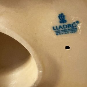 Lladrò: statua in gres, figurina di donna al chiaro di luna, edizione limitata - particolare della base con il nome della manifattura