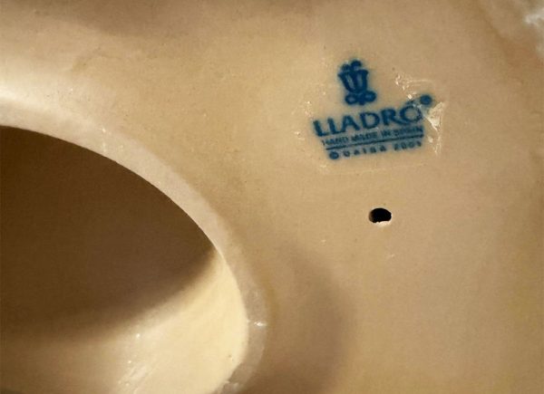 Lladrò: statua in gres, figurina di donna al chiaro di luna, edizione limitata - particolare della base con il nome della manifattura