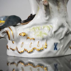 Statuina in porcellana, Meissen: gentiluomo con cane - Dettaglio della base con marchio della manifattura