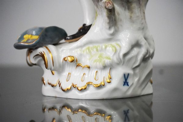 Statuina in porcellana, Meissen: gentiluomo con cane - Dettaglio della base con marchio della manifattura