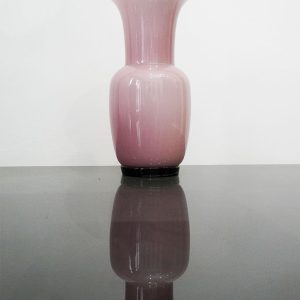 Vaso Venini in vetro color cipria, 1985 - Immagine dal lato