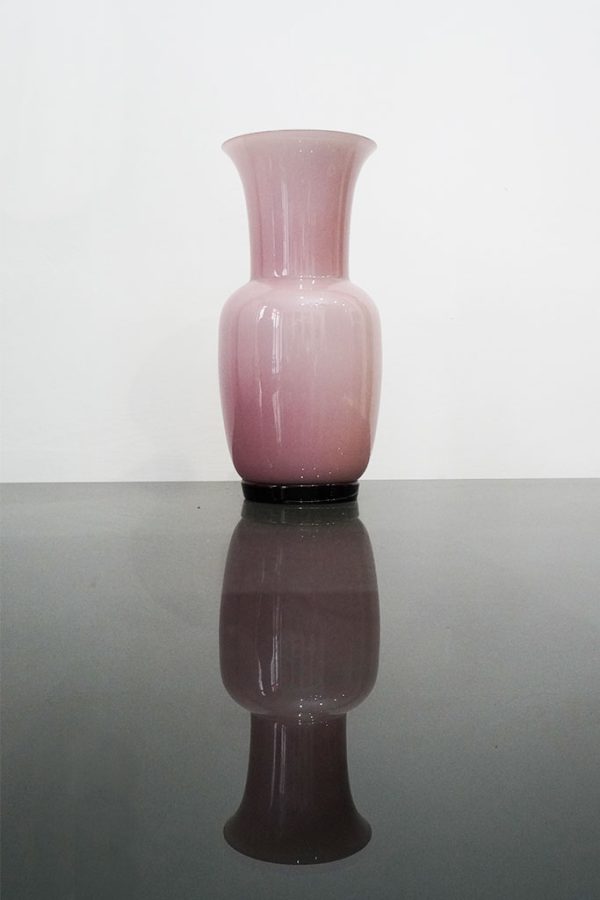 Vaso Venini in vetro color cipria, 1985 - Immagine dal lato