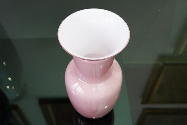 Vaso Venini in vetro color cipria, 1985 - Immagine dall'alto
