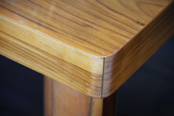 Tavolo di design “Scuderia” di Carlo Scarpa per Bernini, 1977 - Particolare dell'angolo