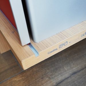Libreria Nuage, designer Charlotte Perriand per Cassina - Dettaglio della manifattura e numero di serie (non mostrato)