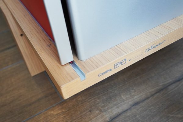 Libreria Nuage, designer Charlotte Perriand per Cassina - Dettaglio della manifattura e numero di serie (non mostrato)